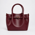 Sac à main élégant avec boucle décorative