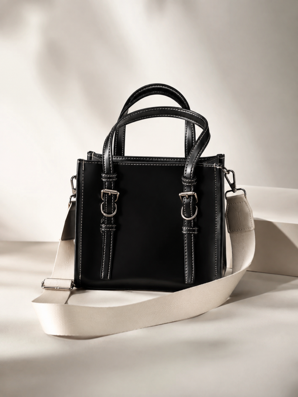 Sac à main élégant avec boucles décoratives