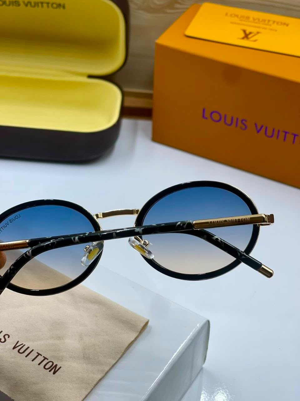 LOUIS VUITTON Signature Oval